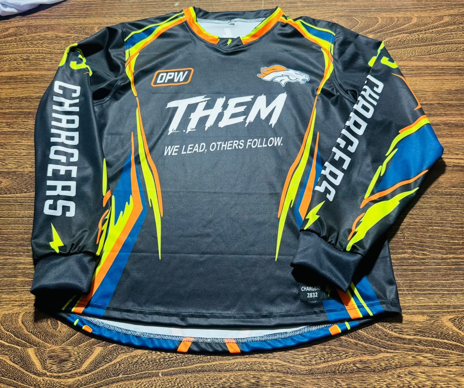 Finished long-sleeve jersey, front